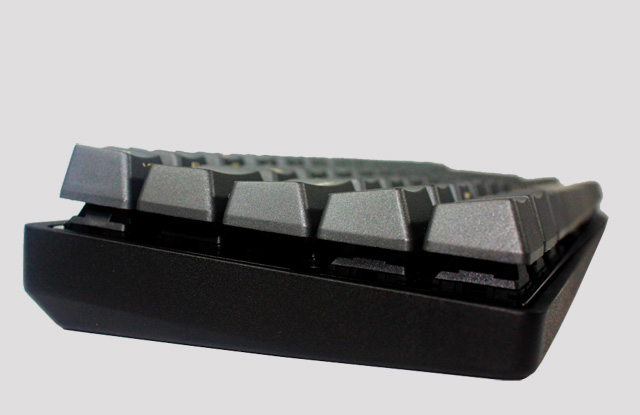 旋涡POK3R键盘的侧视图