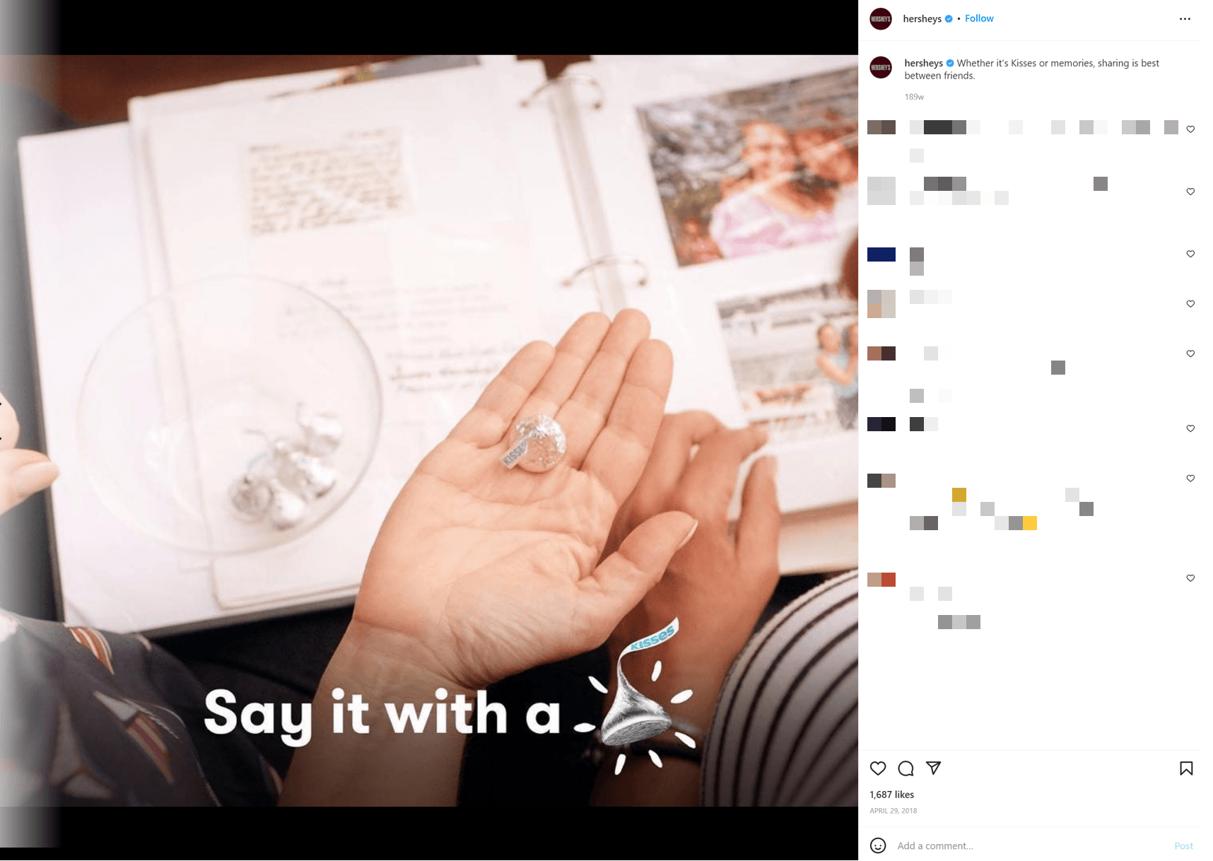 好时公司在Instagram上发布的一张照片上，两个人手里拿着一个吻，一边看剪贴簿