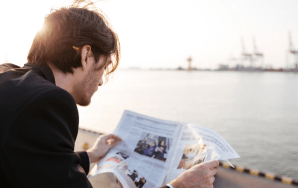 男子阅读报纸标题