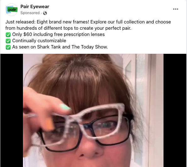 一对眼镜的社交媒体广告中，一个女孩在试眼镜＂width=