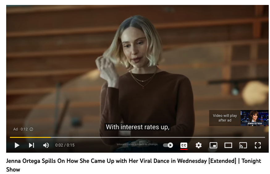 一家公司的YouTube广告中有一个金发女郎＂width=